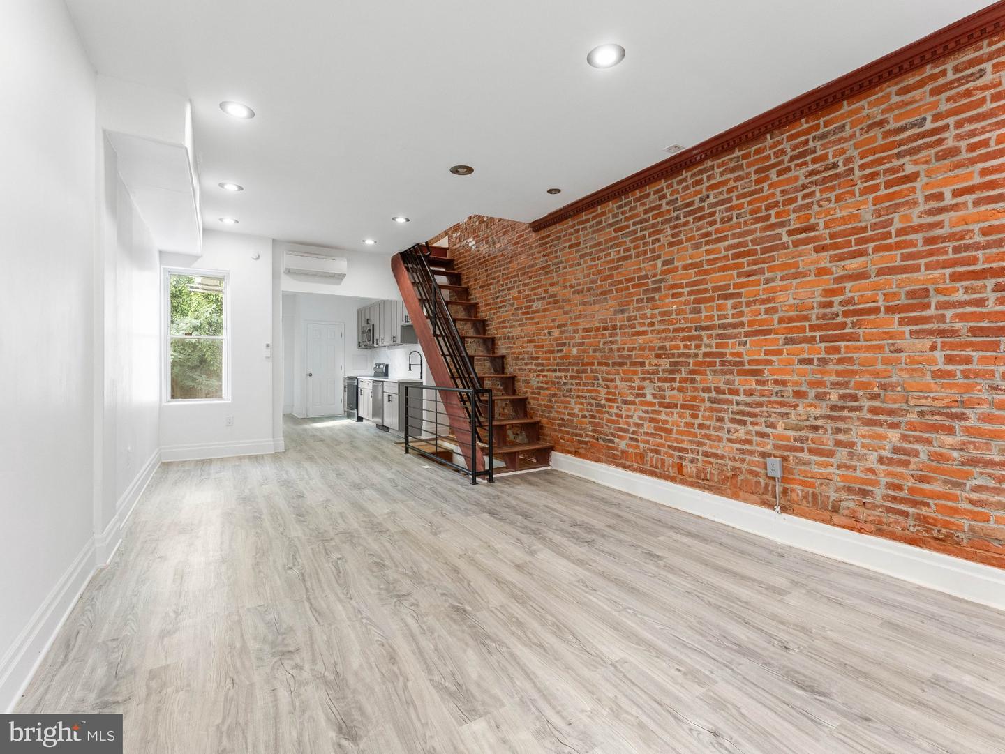 1302 N Dover St Property Photo 5