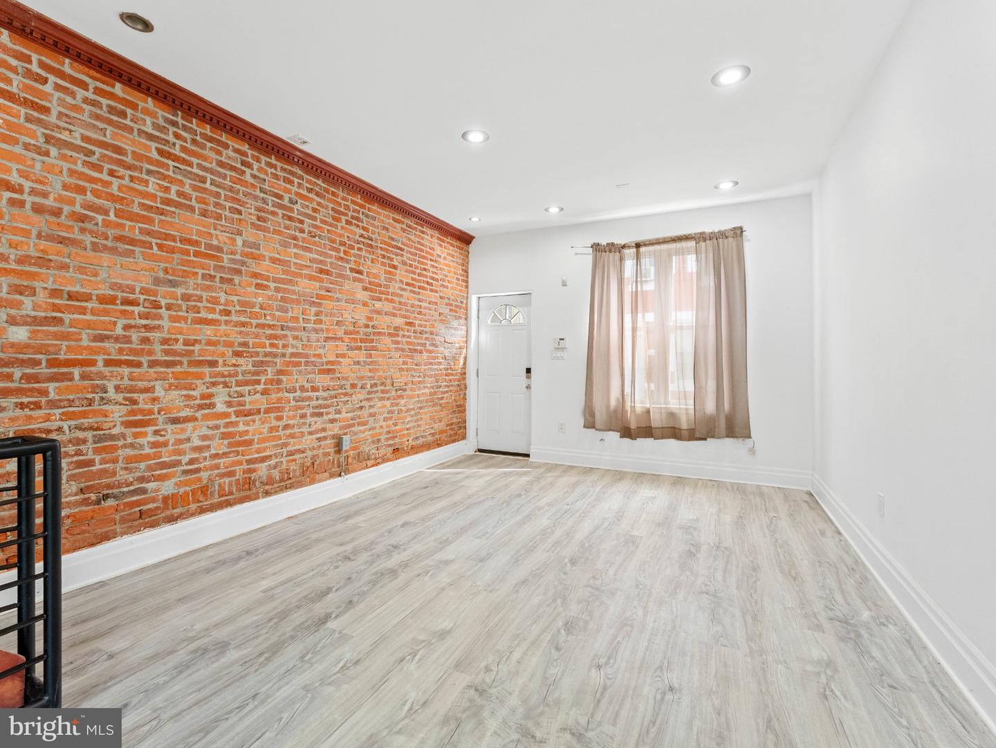 1302 N Dover St Property Photo 6