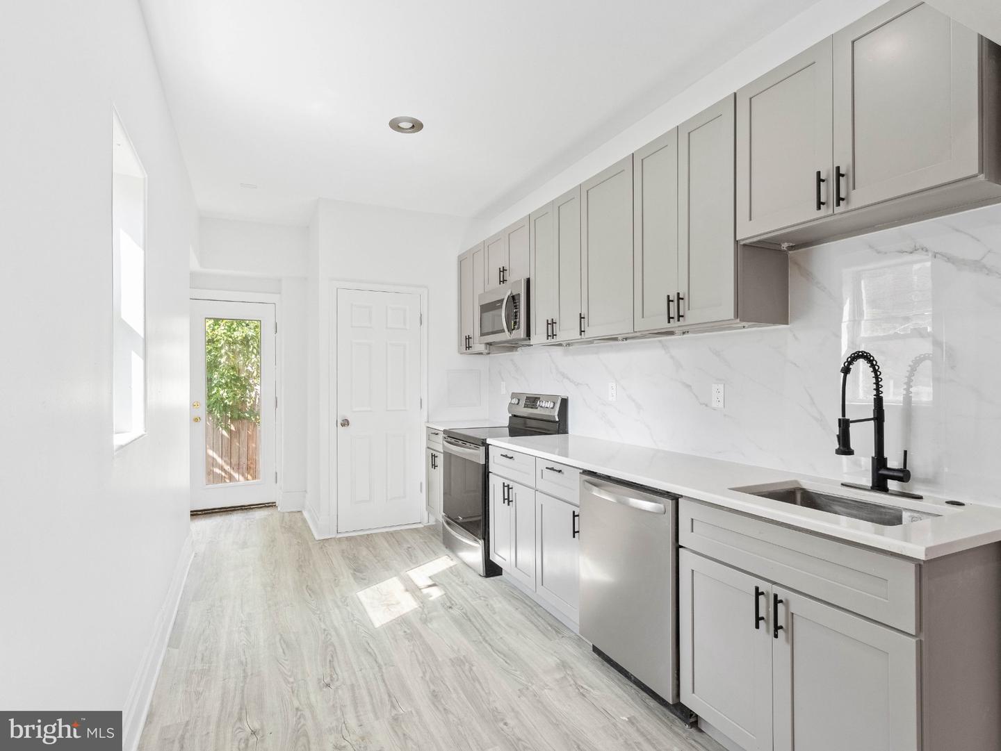 1302 N Dover St Property Photo 9