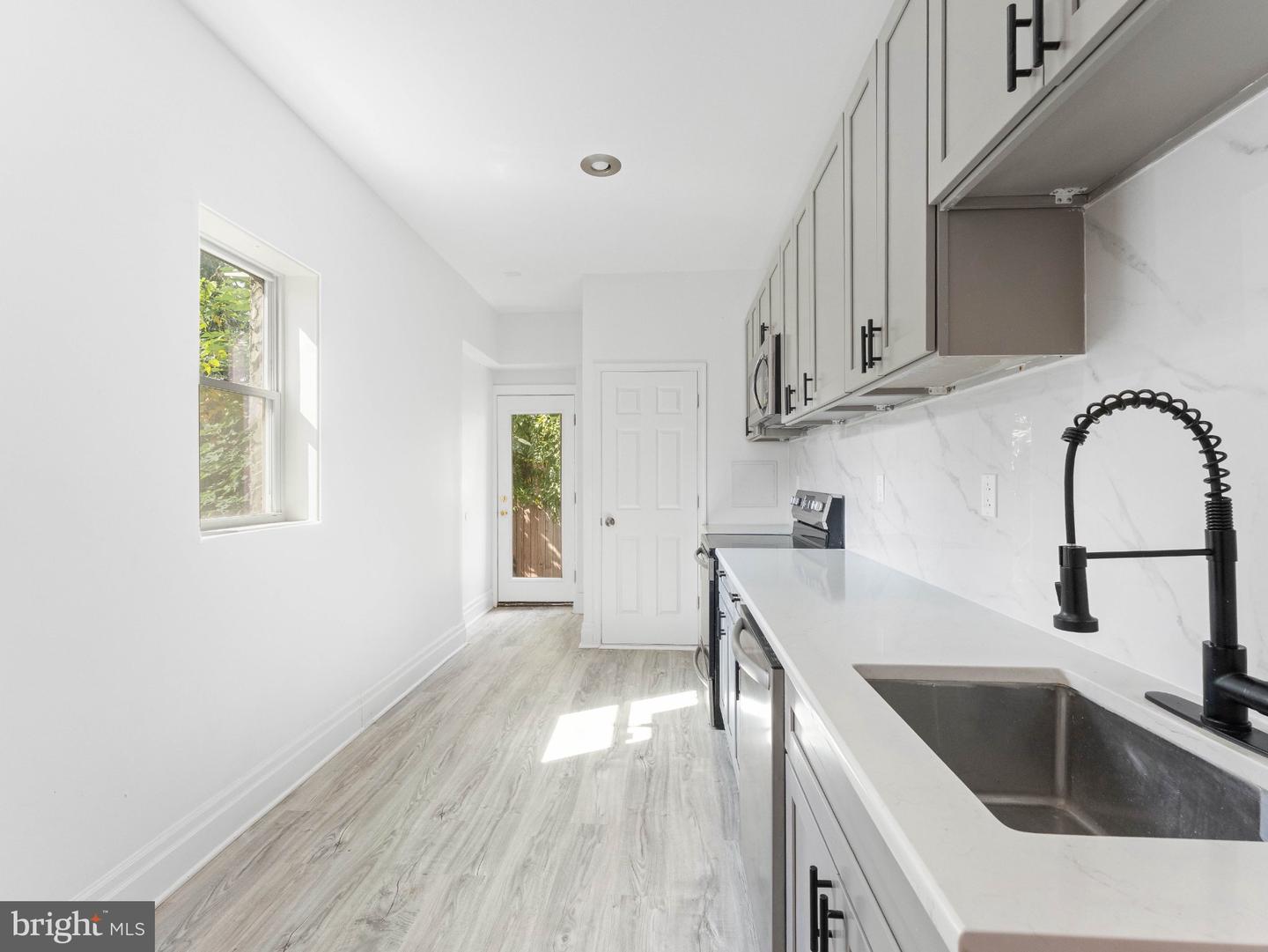 1302 N Dover St Property Photo 10
