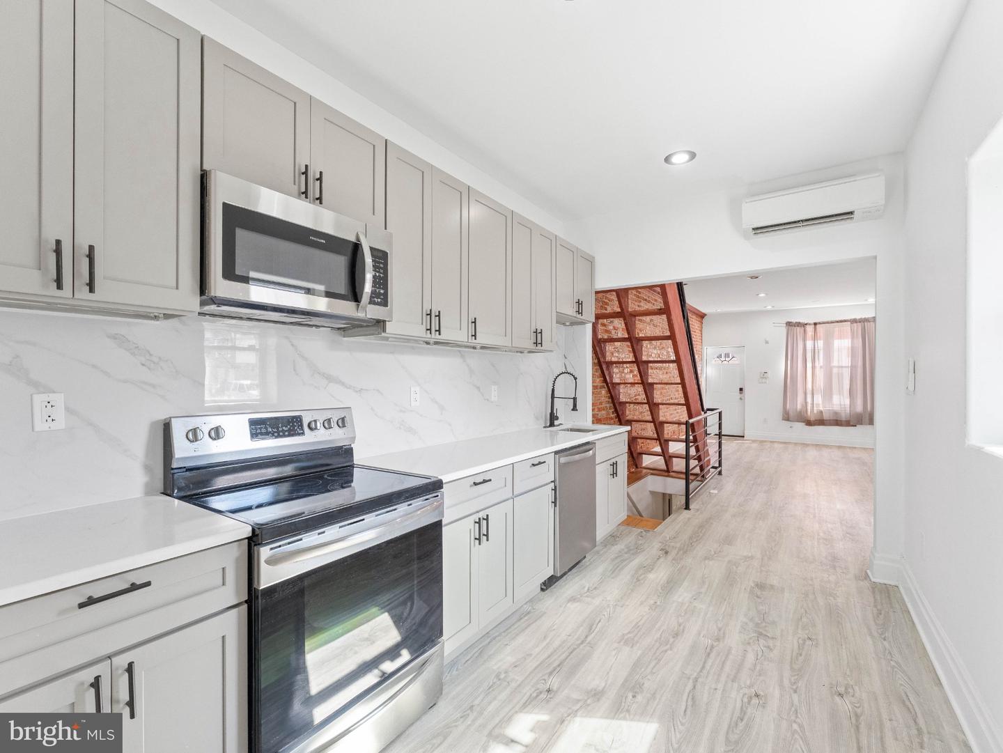 1302 N Dover St Property Photo 11