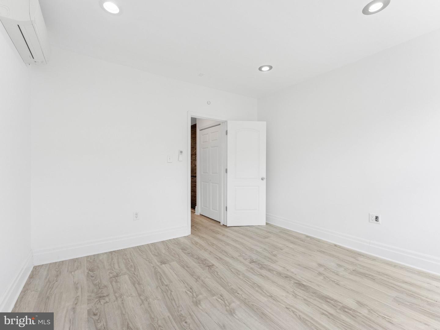 1302 N Dover St Property Photo 15