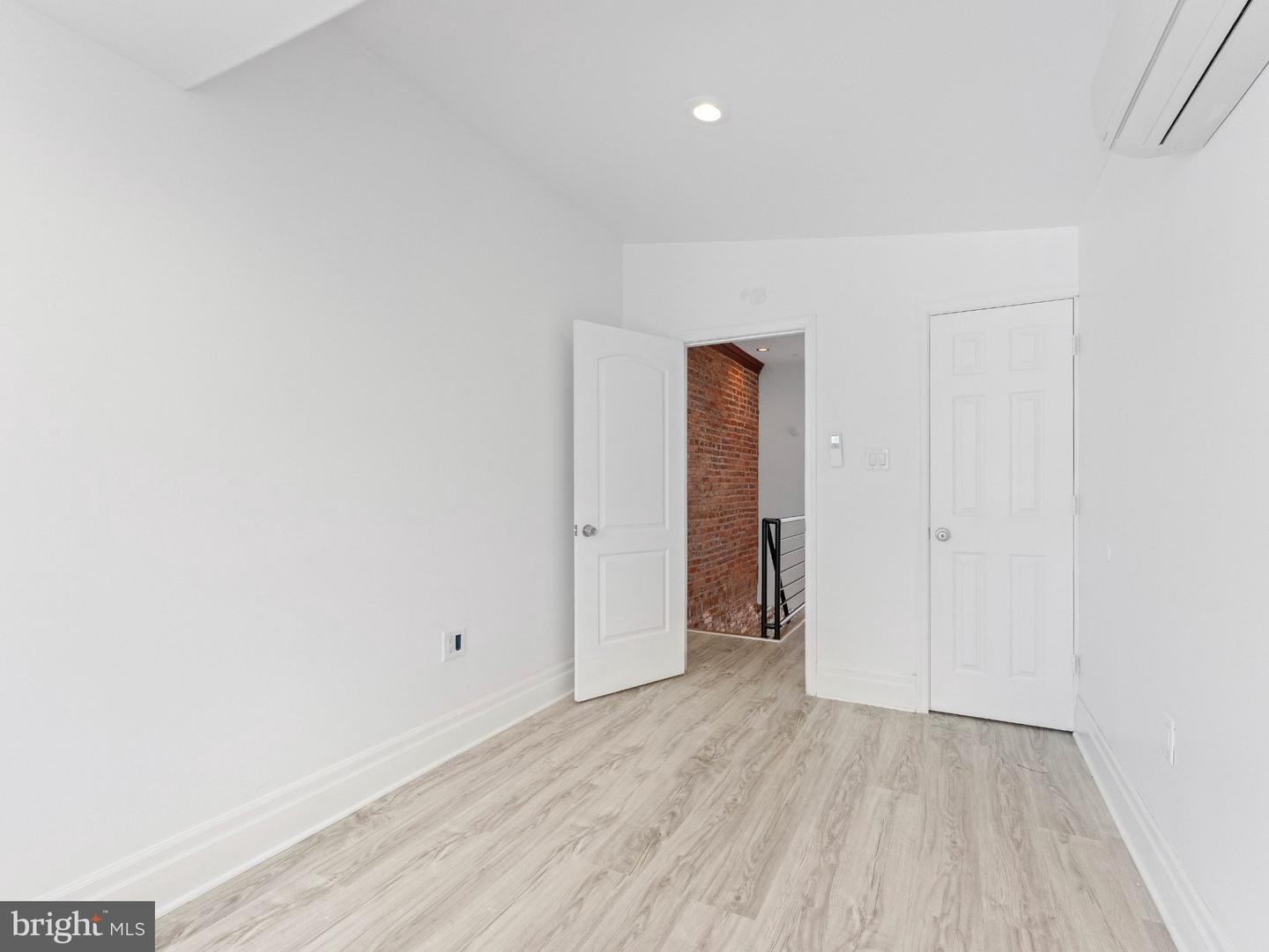 1302 N Dover St Property Photo 17