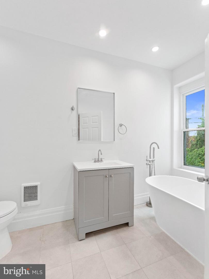 1302 N Dover St Property Photo 18