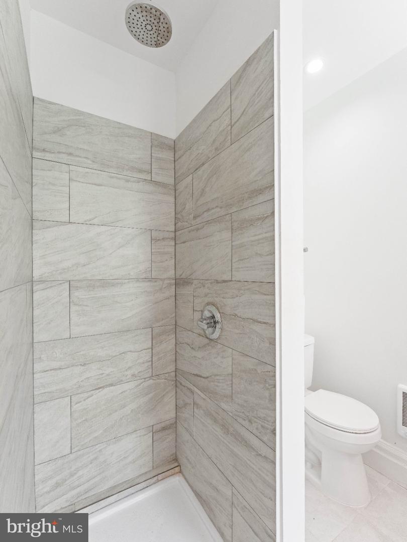 1302 N Dover St Property Photo 20