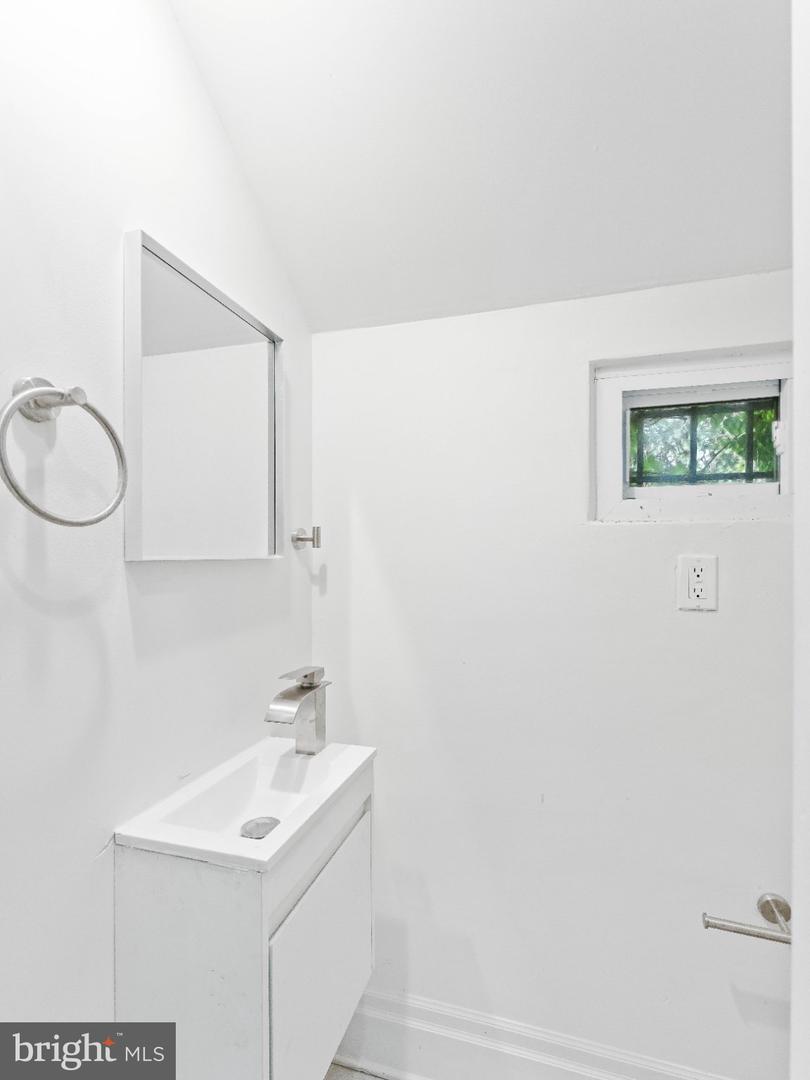1302 N Dover St Property Photo 22