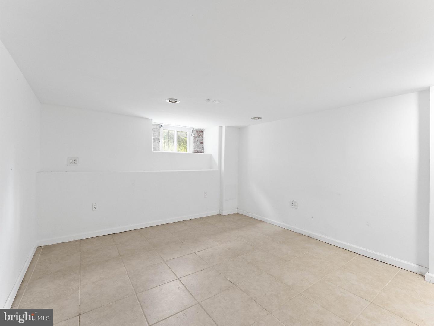 1302 N Dover St Property Photo 24