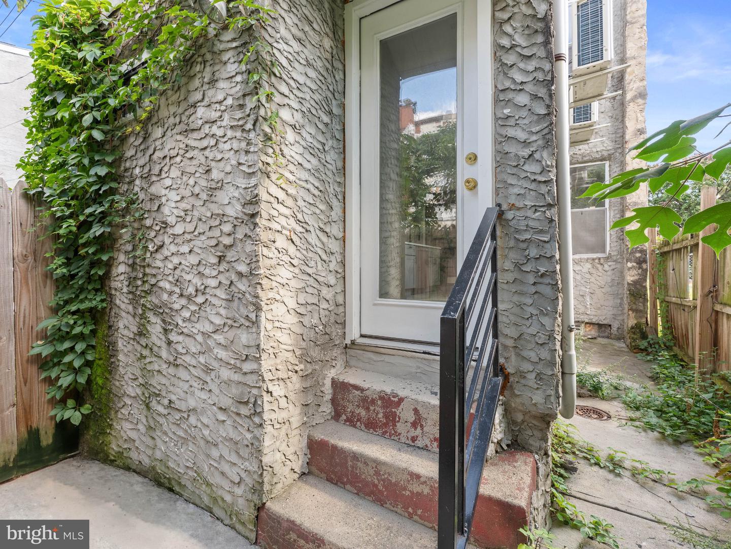 1302 N Dover St Property Photo 27