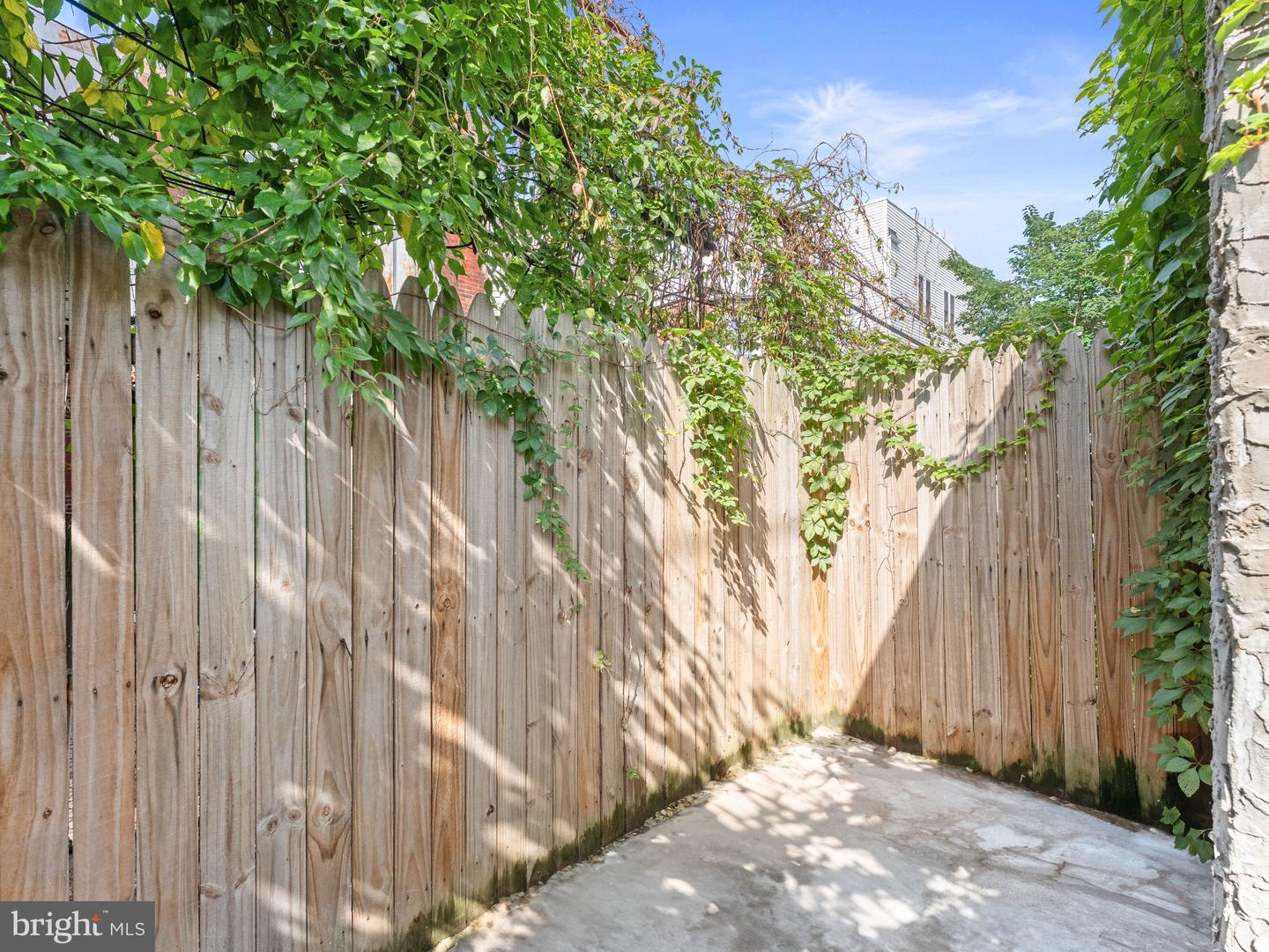 1302 N Dover St Property Photo 28