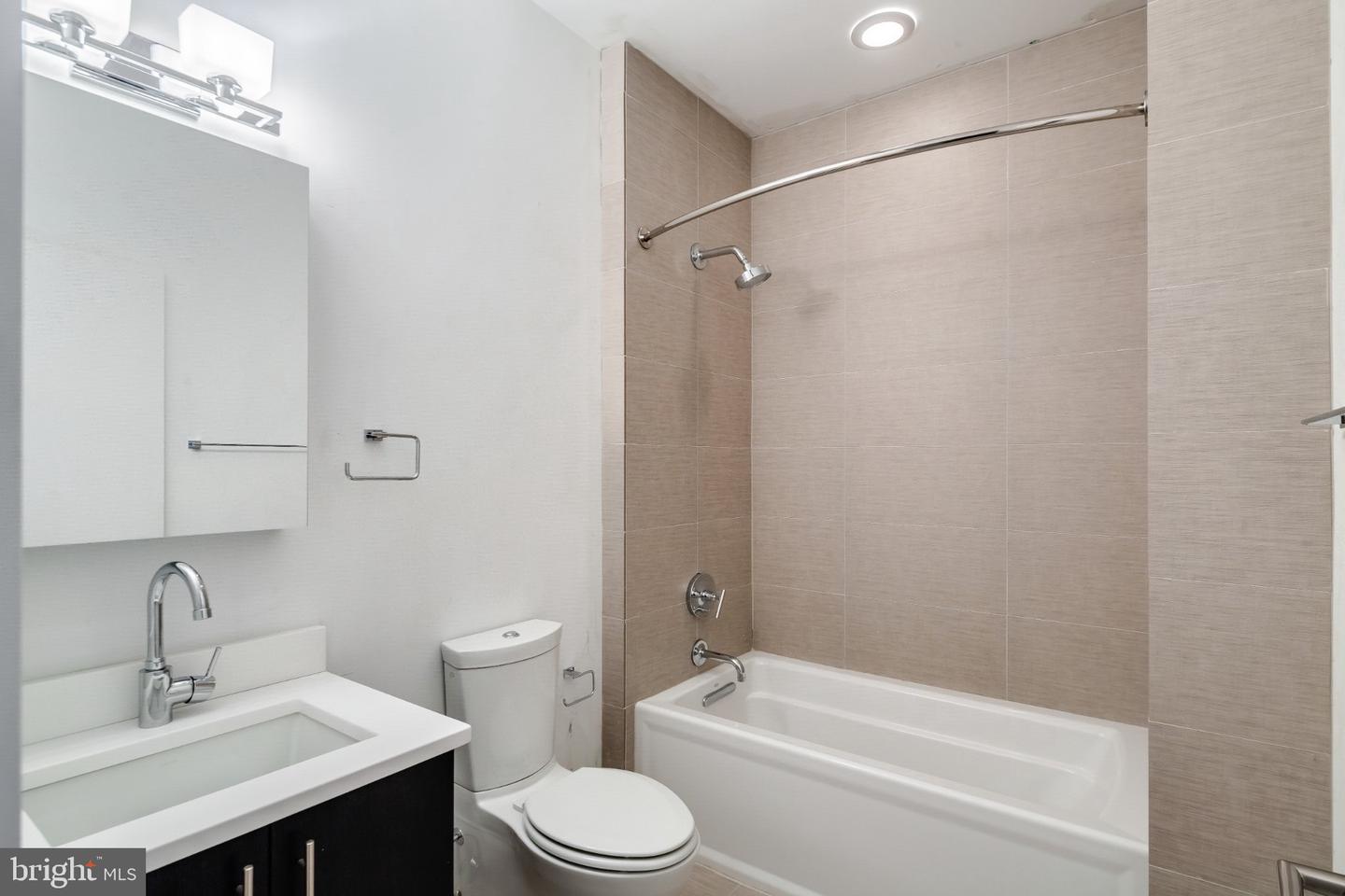 702 N Front St #7 Property Photo 5