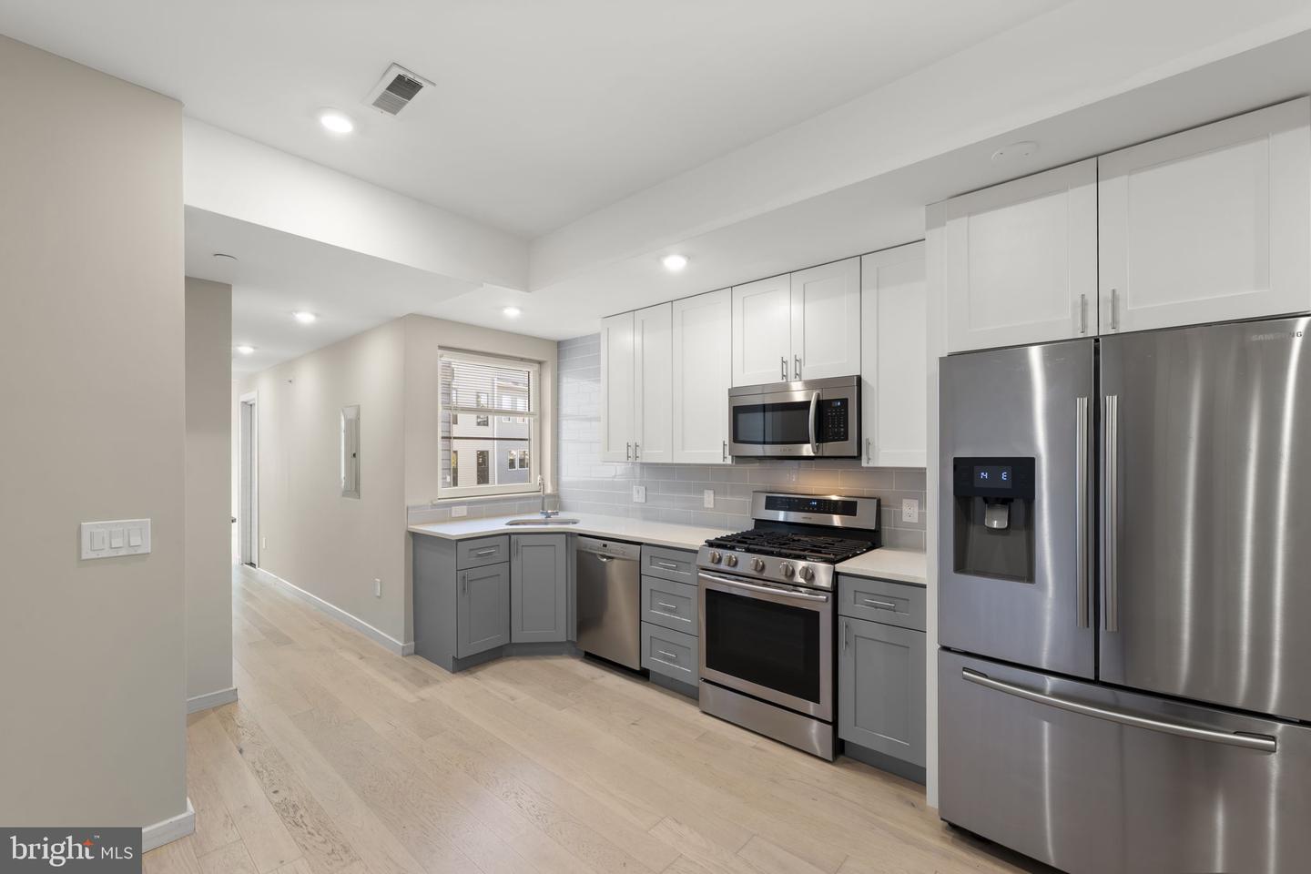 2110 W Master St #b Property Photo 3