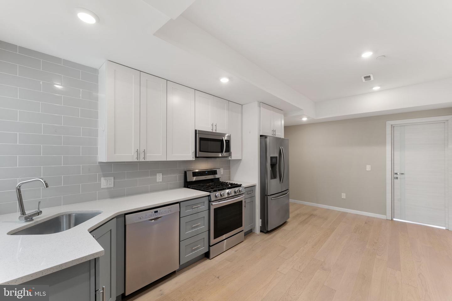 2110 W Master St #b Property Photo 4