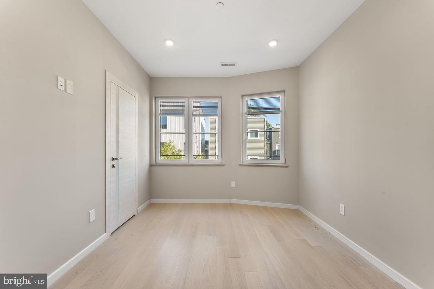 2110 W Master St #b Property Photo 8