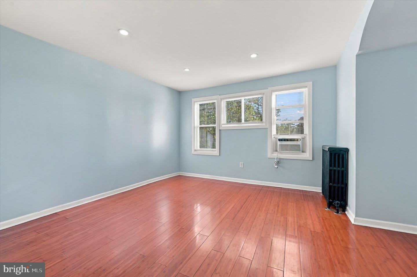 7076 Forrest Ave Property Photo 6