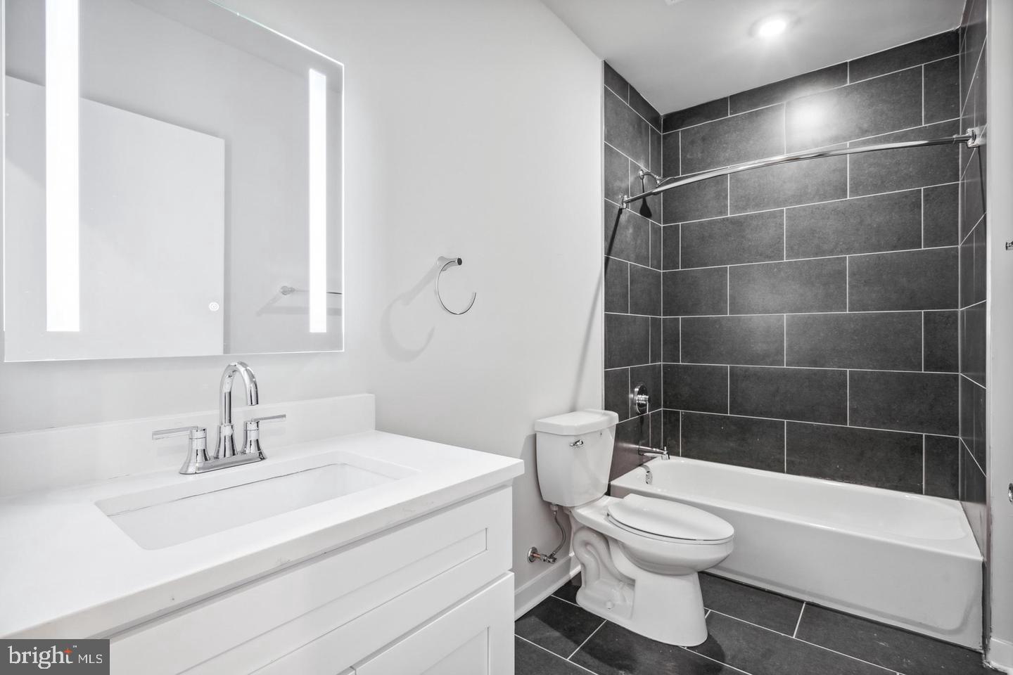 1330 S Patton St #unit 202 Property Photo 6
