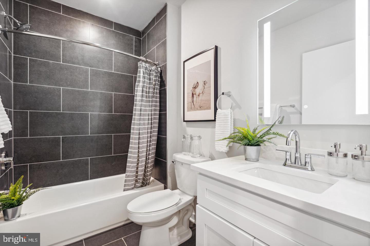 1330 S Patton St #unit 202 Property Photo 9
