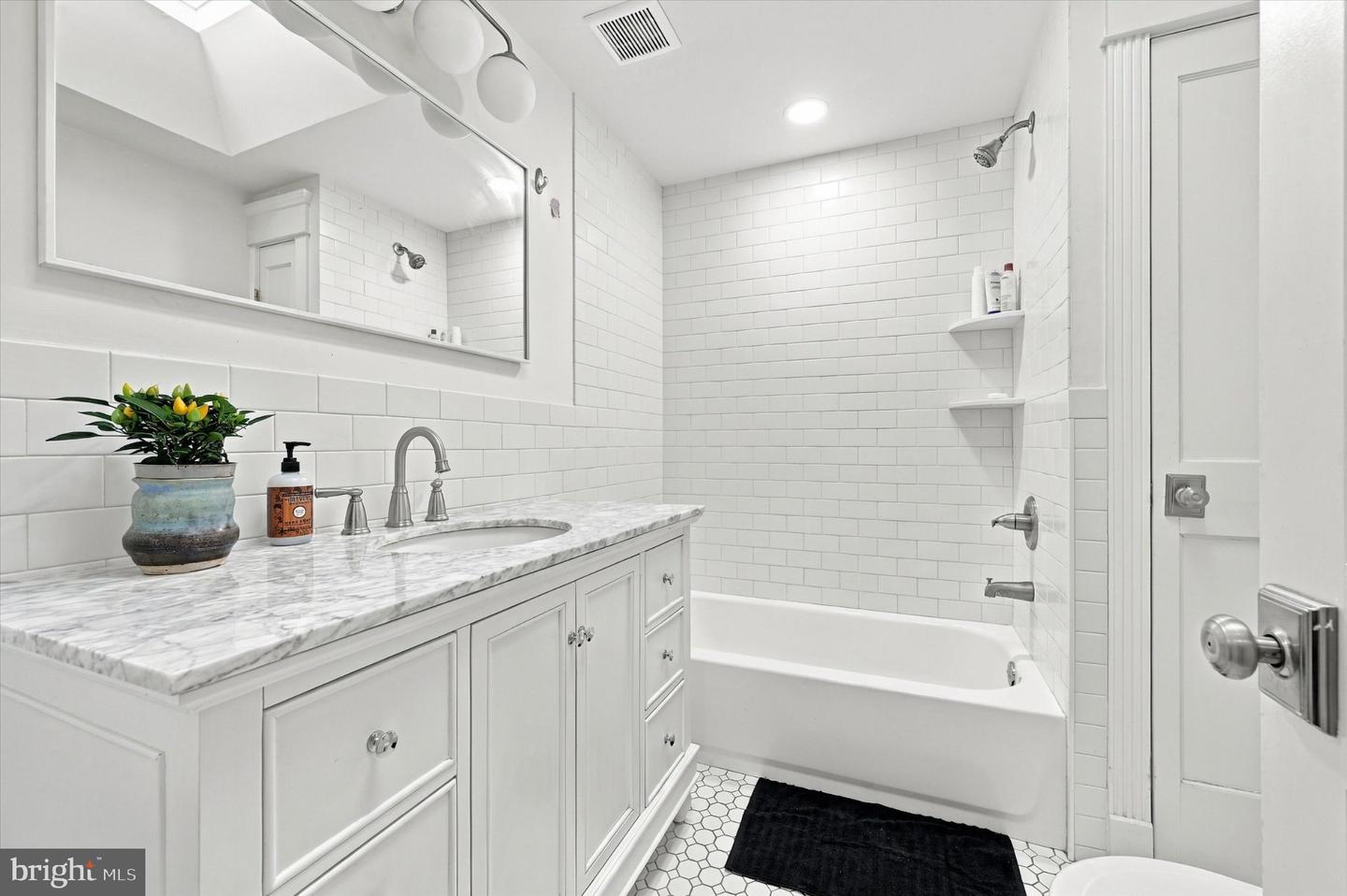 3459 W Penn St Property Photo 15