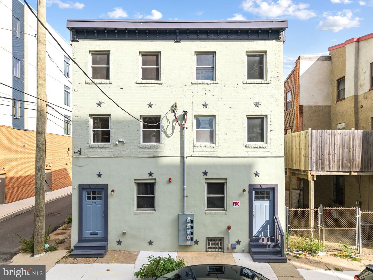 711 W THOMPSON ST Property Photo 1