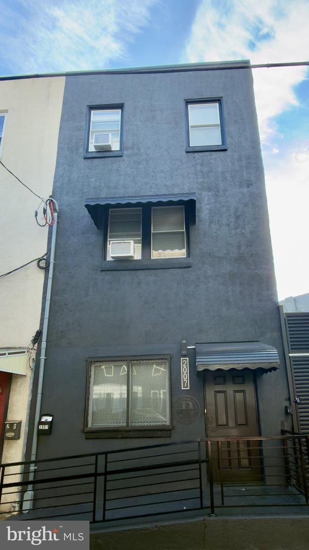 2007 N FRONT ST Property Photo 1