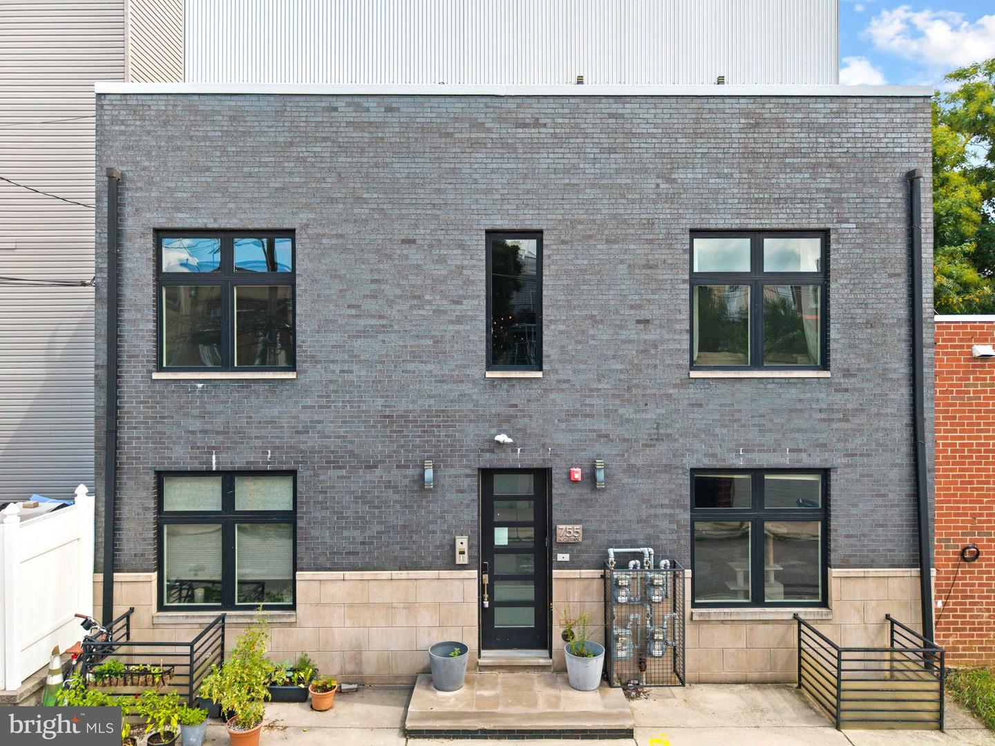 755 N CAPITOL ST #B Property Photo 1