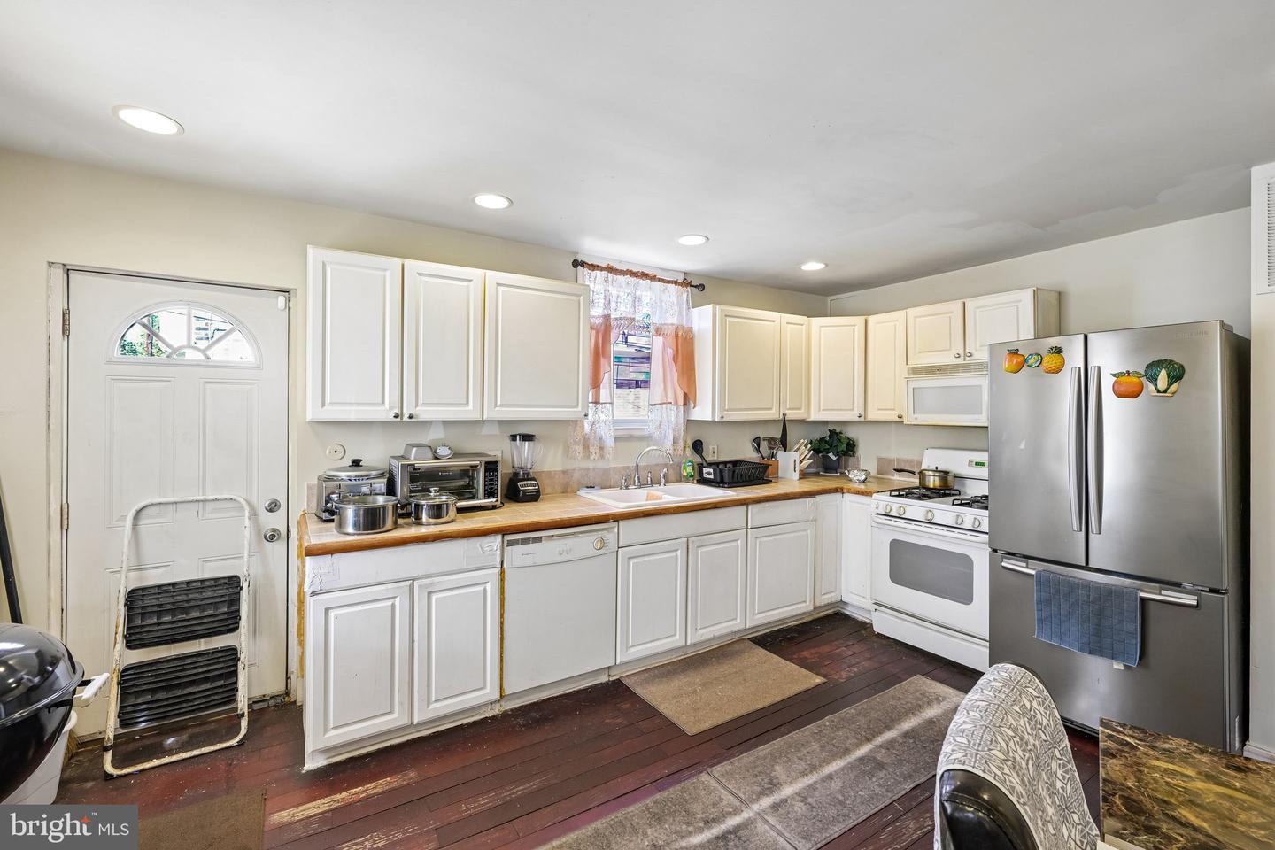 6651 Dorel St Property Photo 9