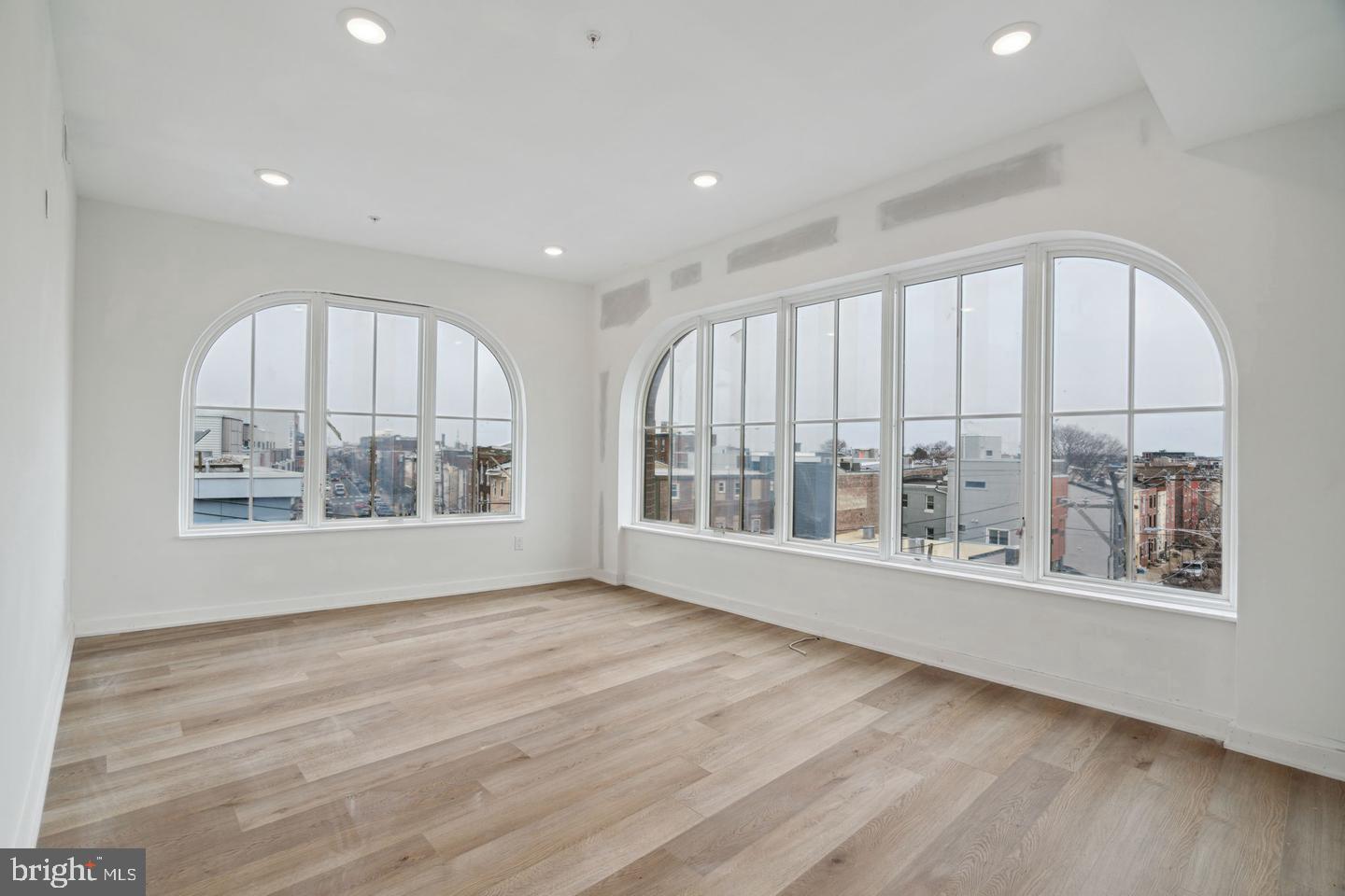 1828 FRANKFORD AVENUE #402 Property Photo 1