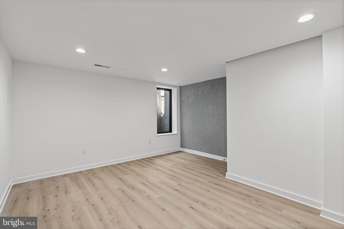 848 N Leithgow St Property Photo 43