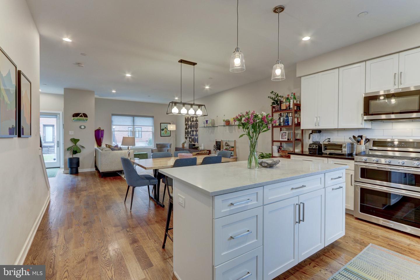 7014 Pipers Glen Way Property Photo 13