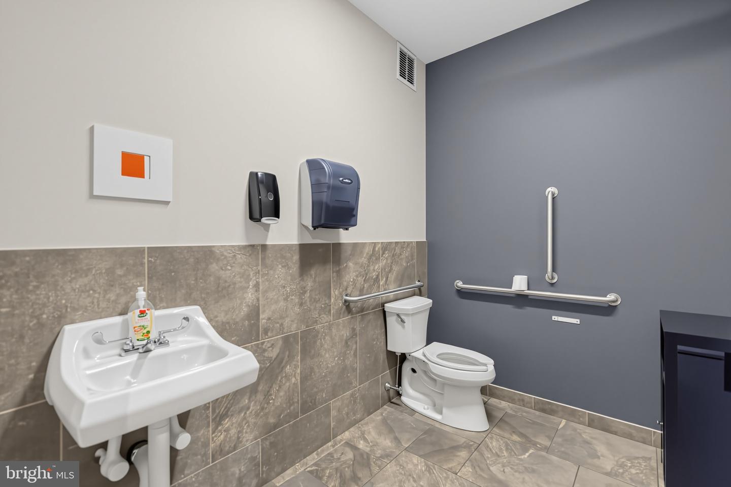 1437 W Passyunk Ave Property Photo 5
