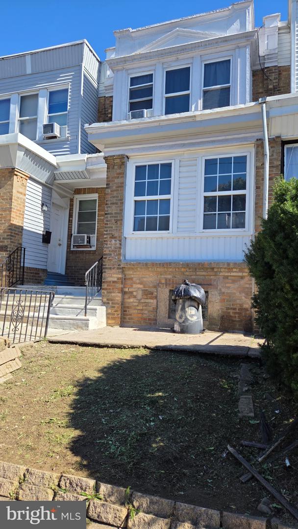 5139 N HUTCHINSON ST Property Photo 1