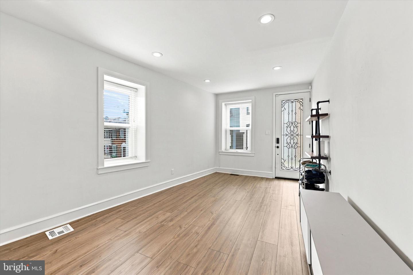 305 Carson St Property Photo 3