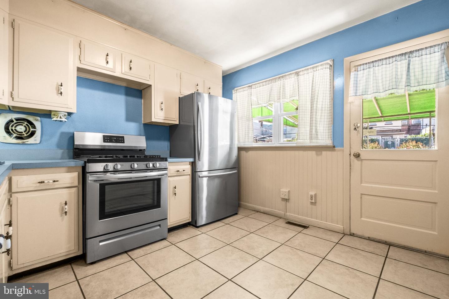2560 E Ann St Property Photo 18