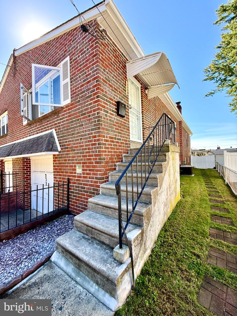 232 Robbins St Property Photo 2