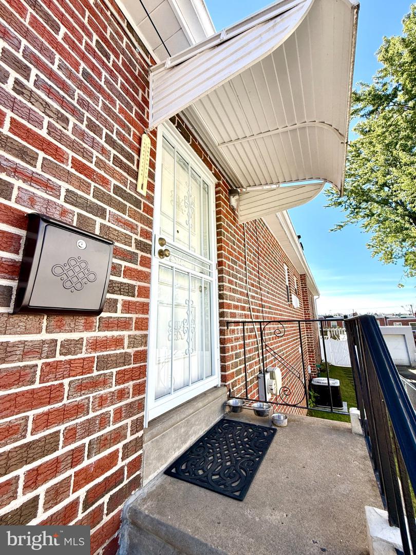 232 Robbins St Property Photo 3