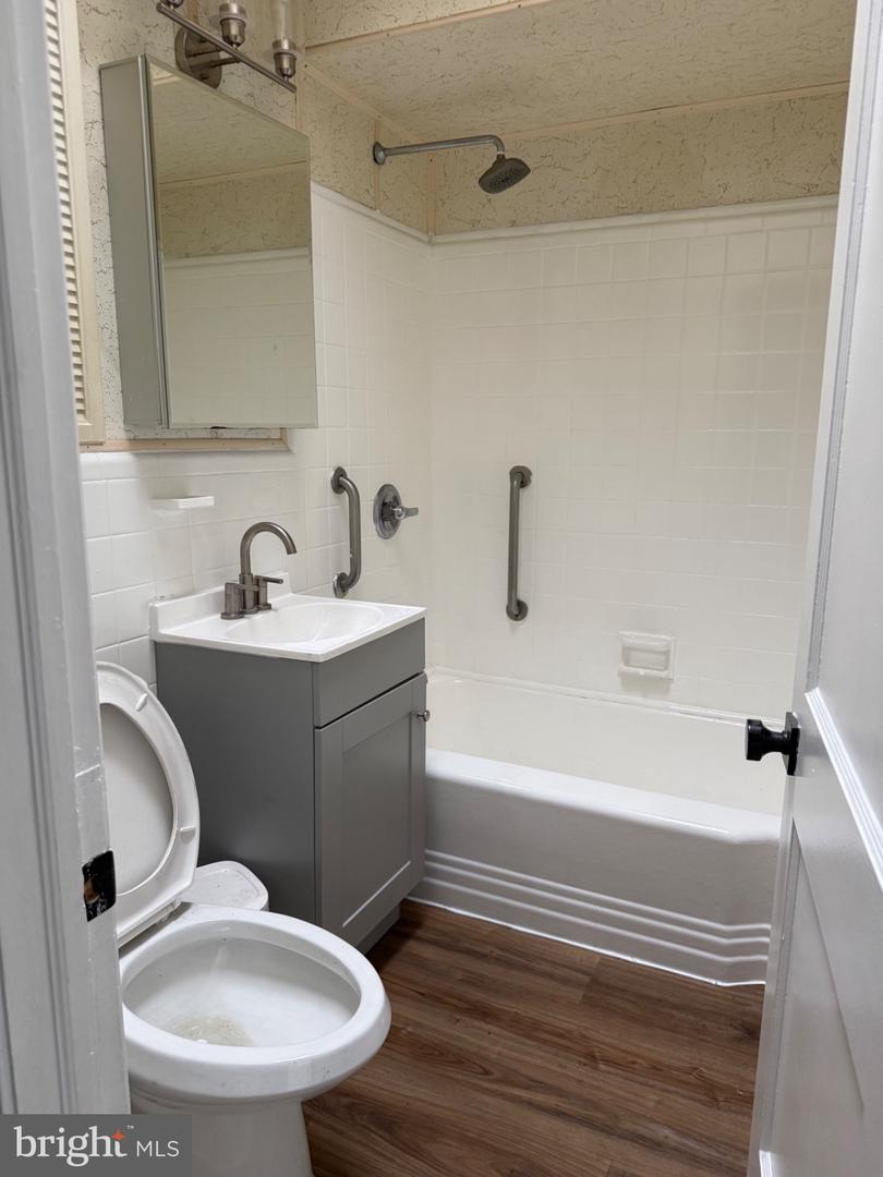 6809 Oakland St Property Photo 14