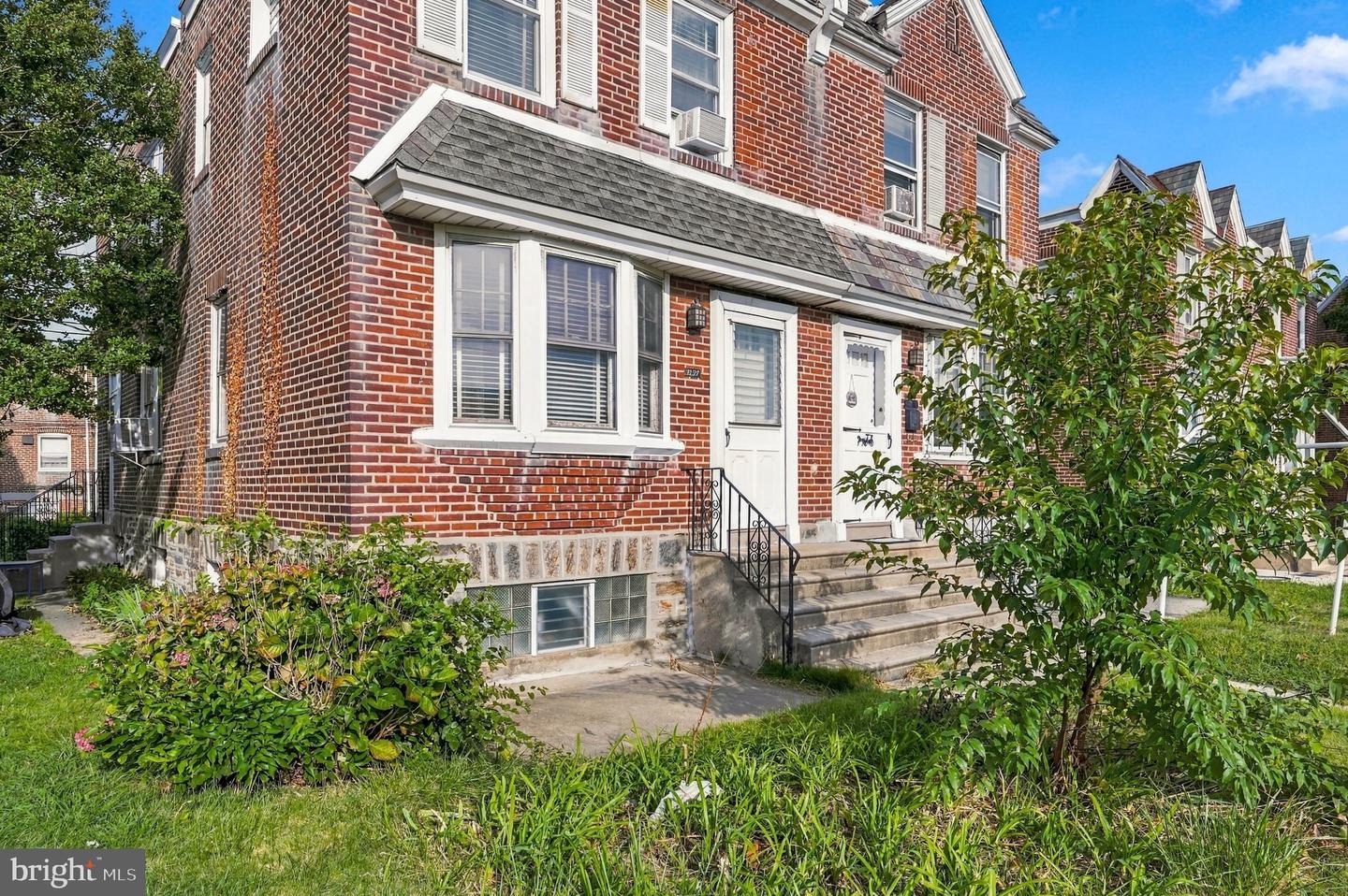 1137 MAGEE AVE Property Photo 1