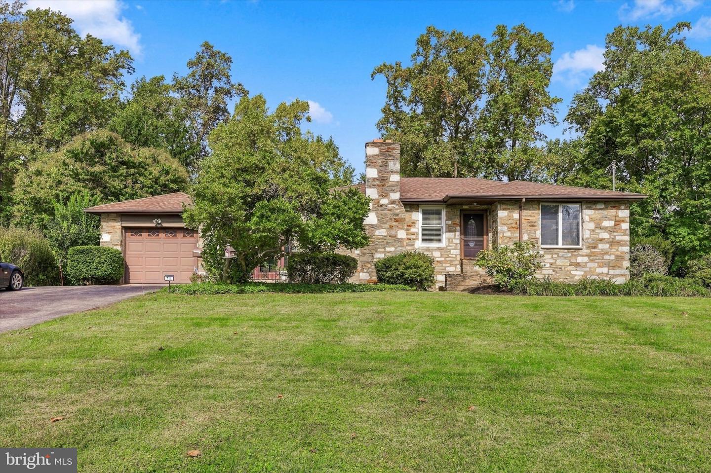 711 Stratford Dr Property Photo 1