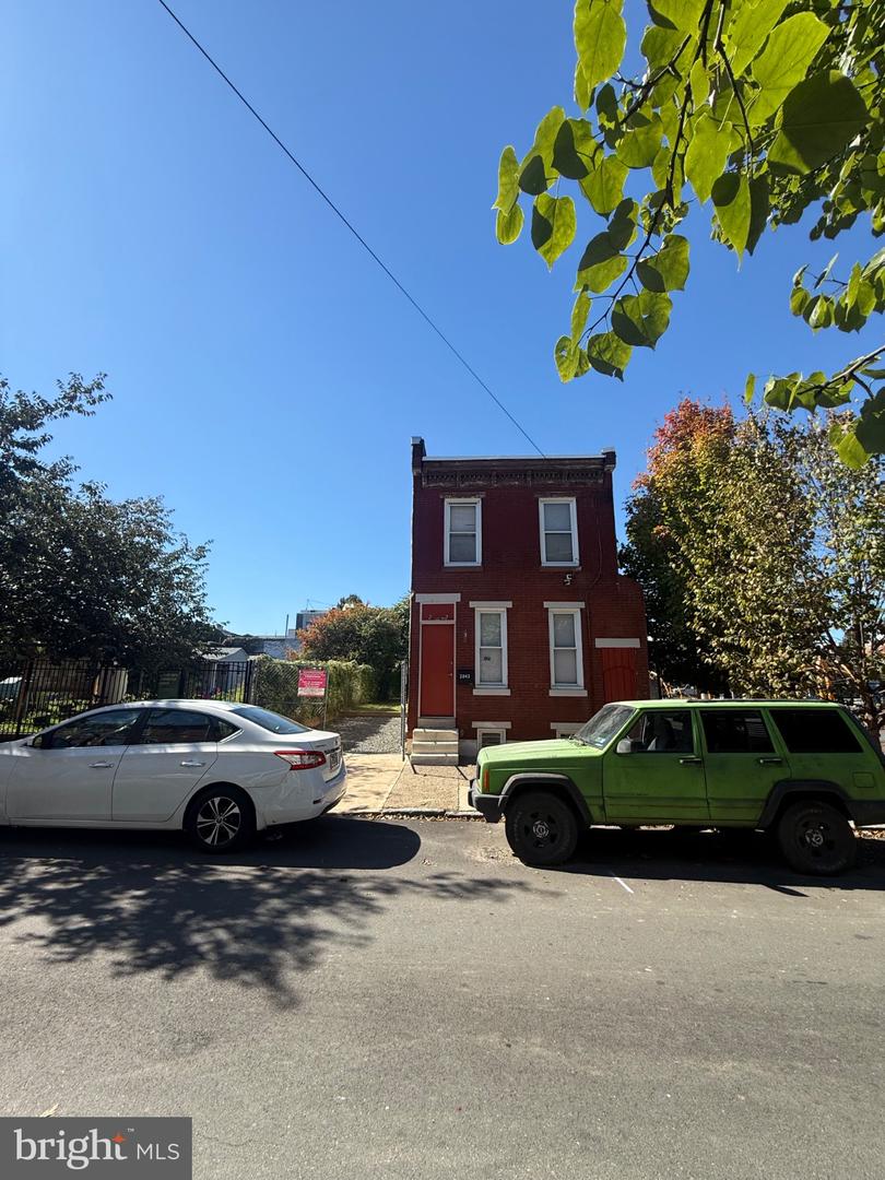2042-44 E Hagert St Property Photo 3