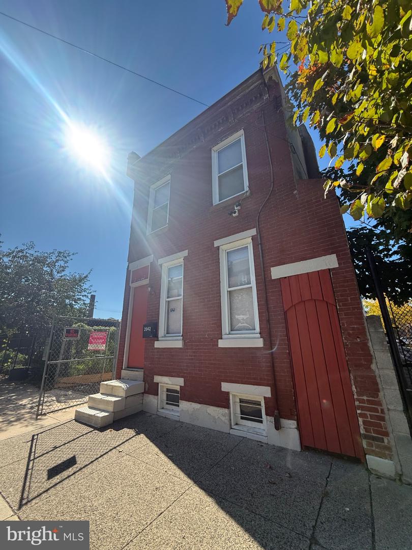 2042-44 E Hagert St Property Photo 4