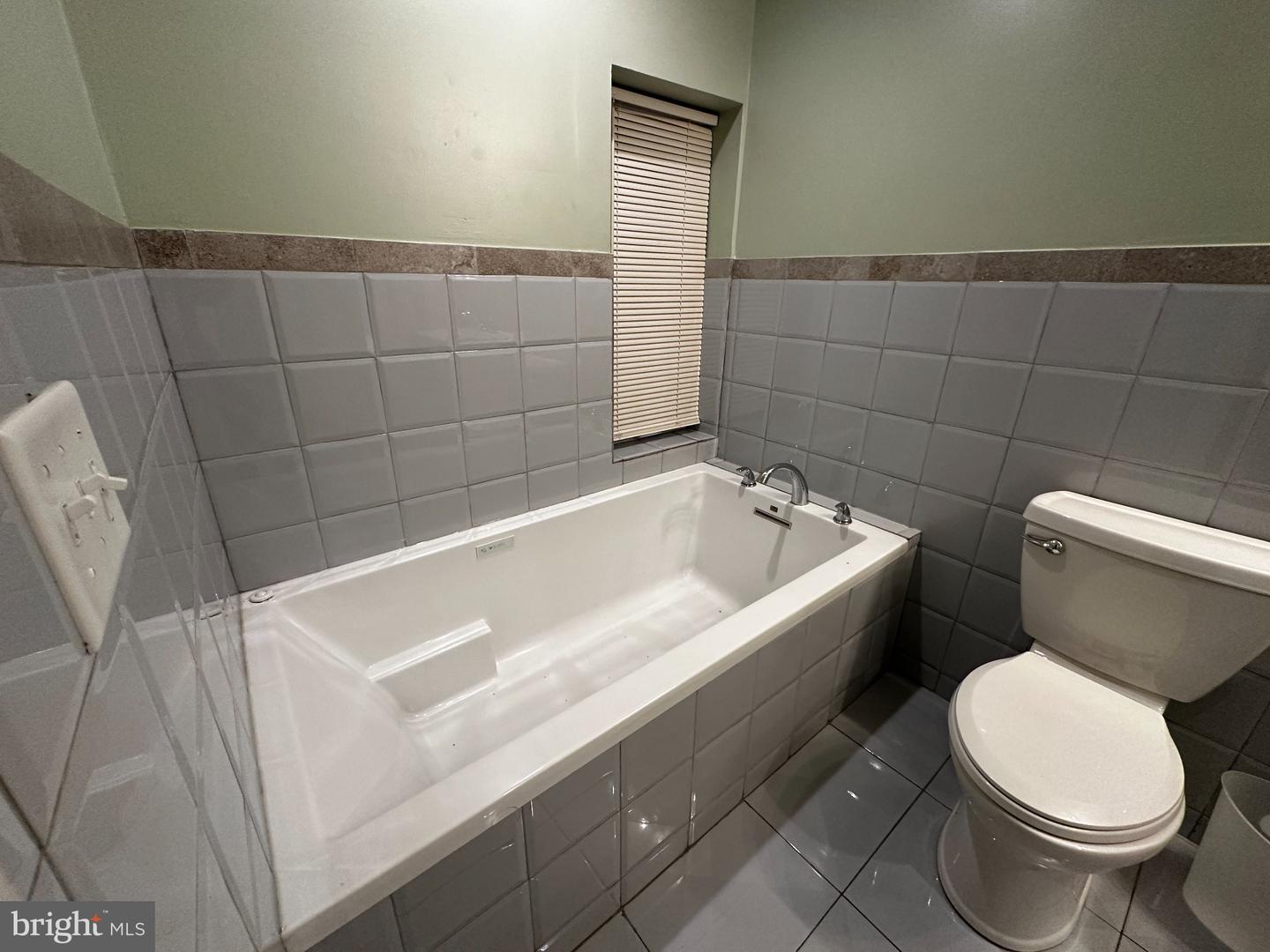 1217 N Taylor St Property Photo 9