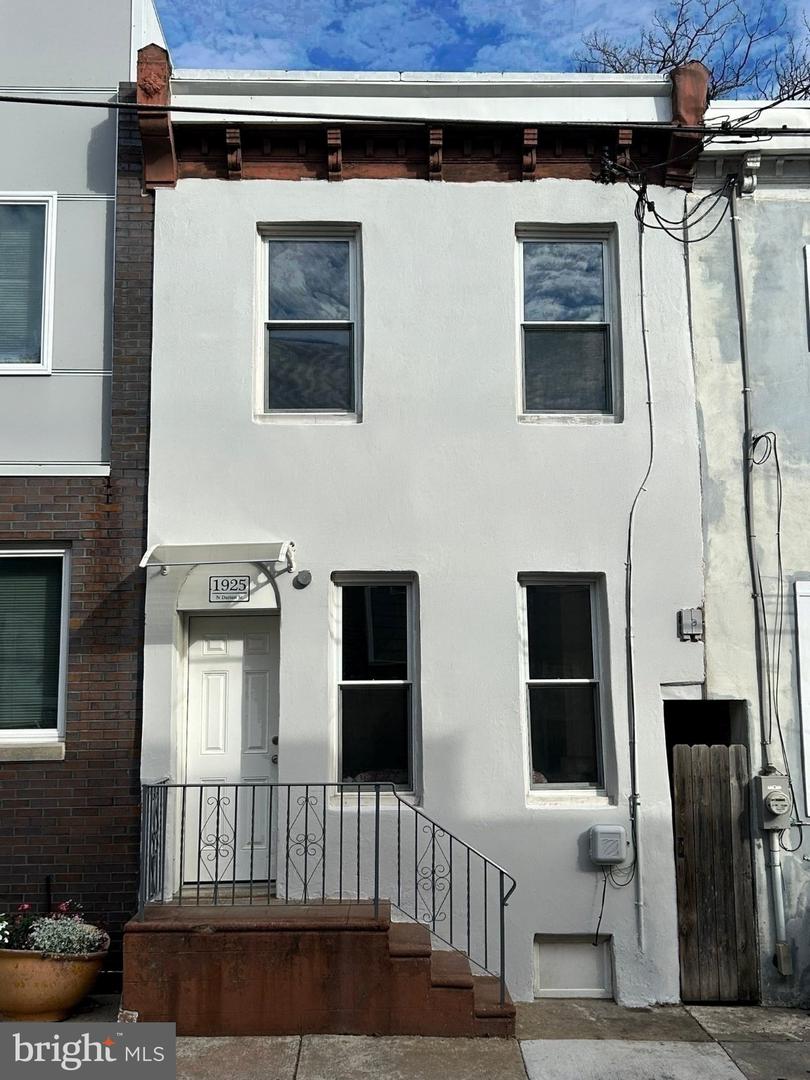 1925 N DARIEN ST Property Photo 1