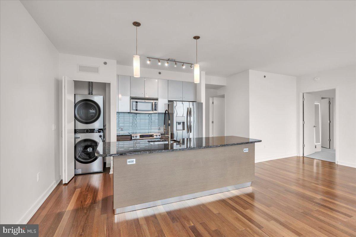 2101 MARKET #3704 Property Photo 1