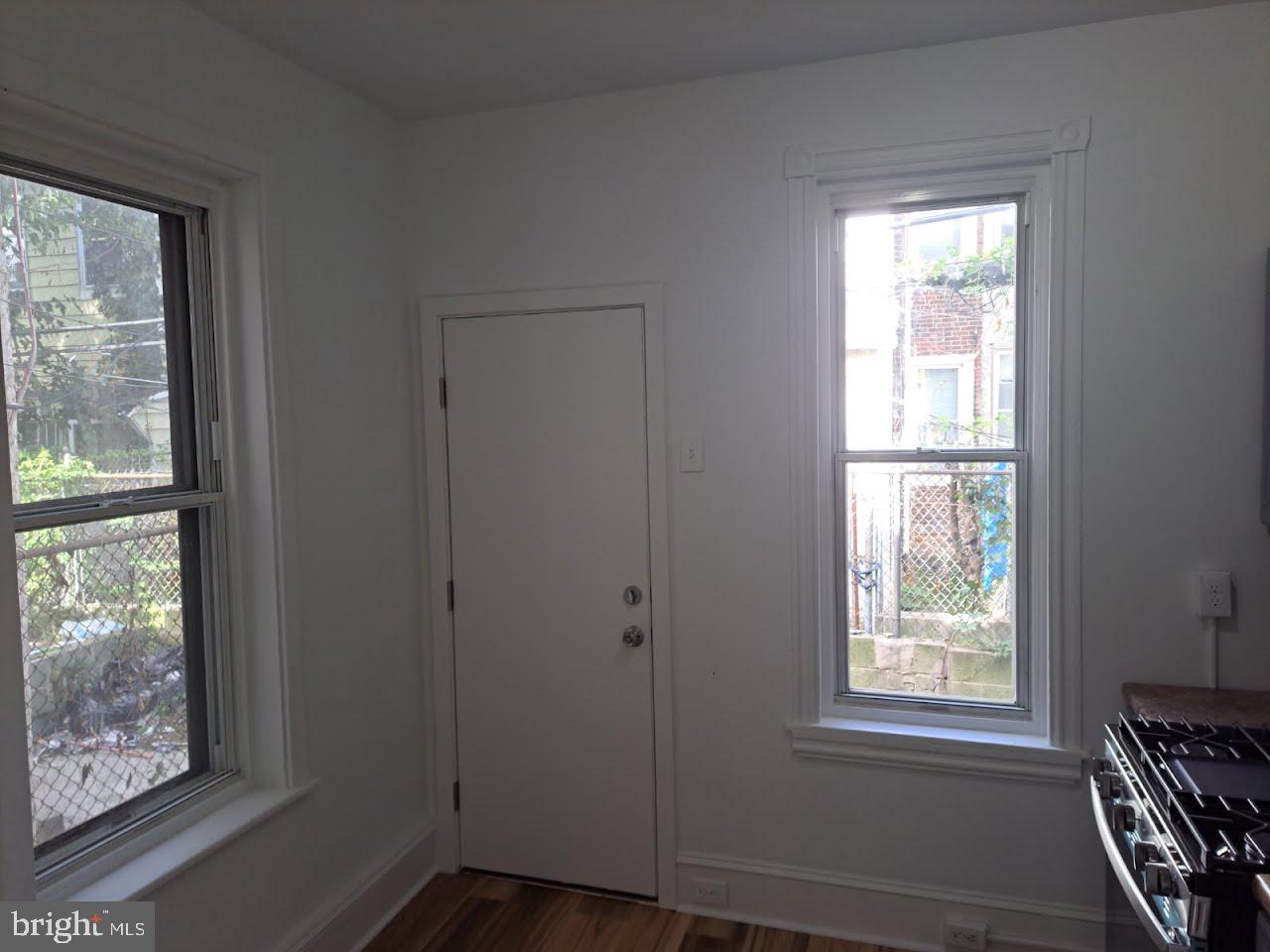 2562 N Hollywood St Property Photo 6
