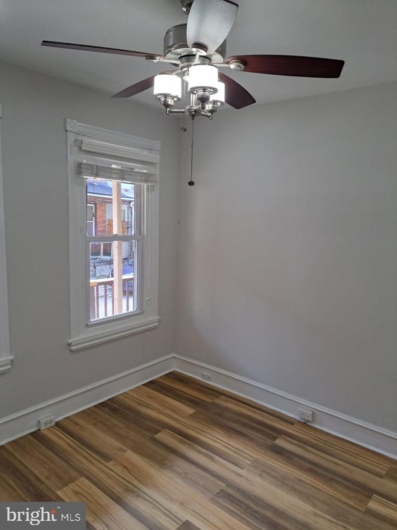 2562 N Hollywood St Property Photo 8