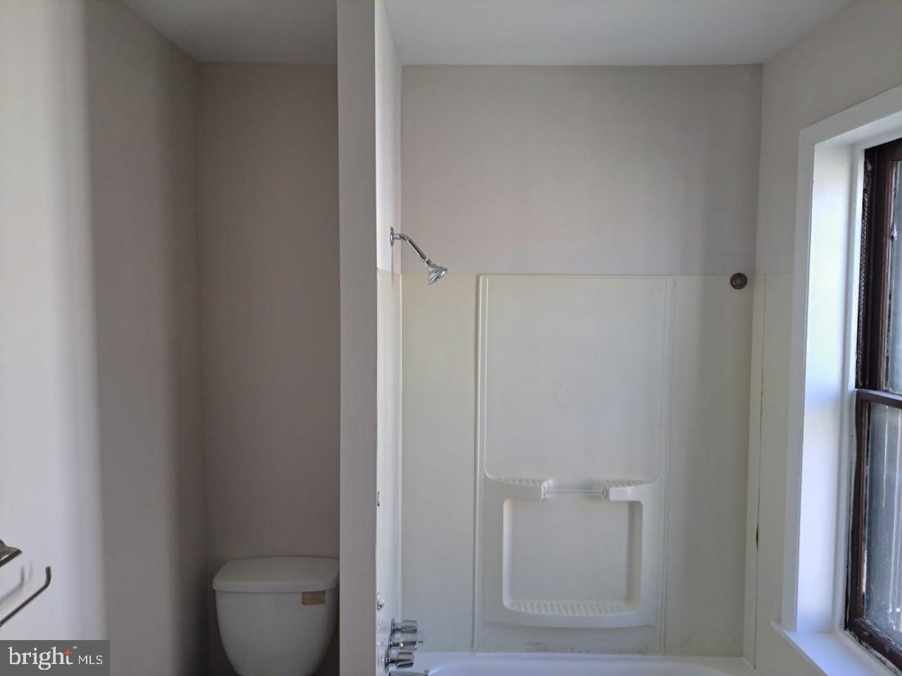 2562 N Hollywood St Property Photo 12
