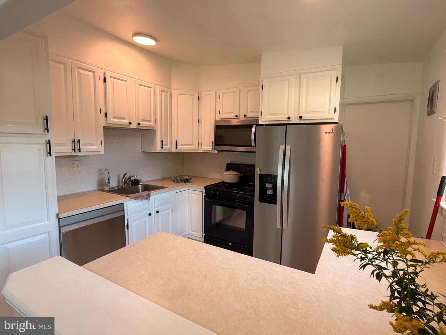 1112 Bingham St Property Photo 6