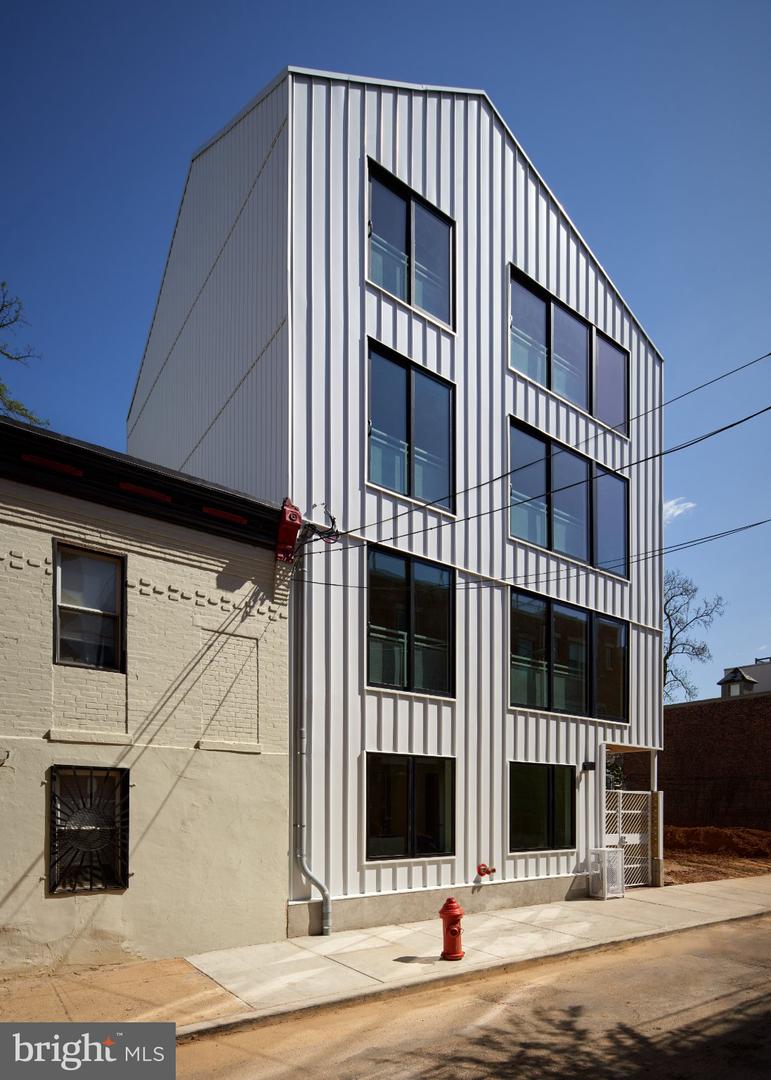 2011 Cambridge St #e Property Photo 2
