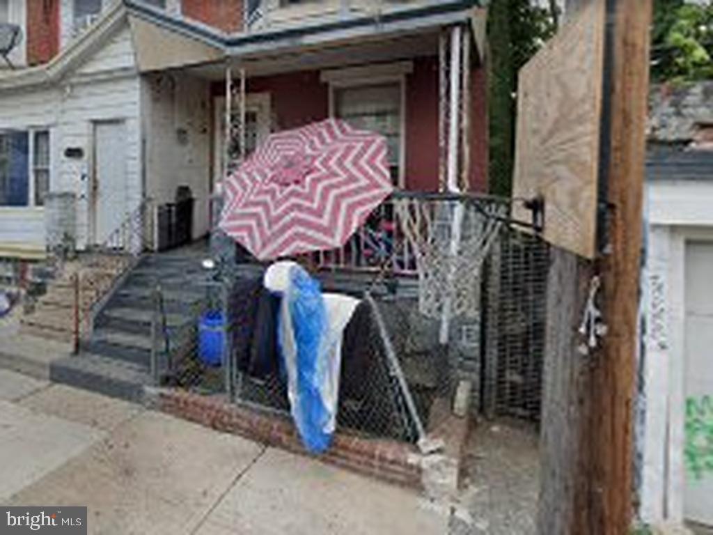555 S SALFORD ST Property Photo 1