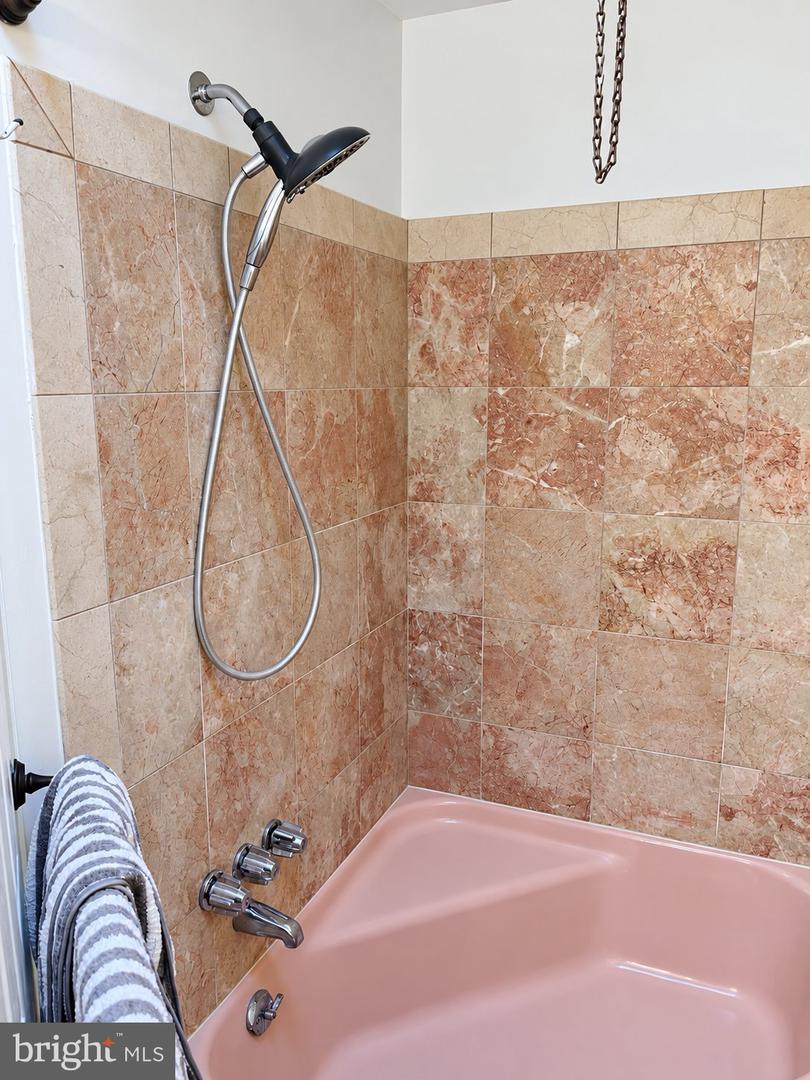 1003 E Sedgwick St Property Photo 7