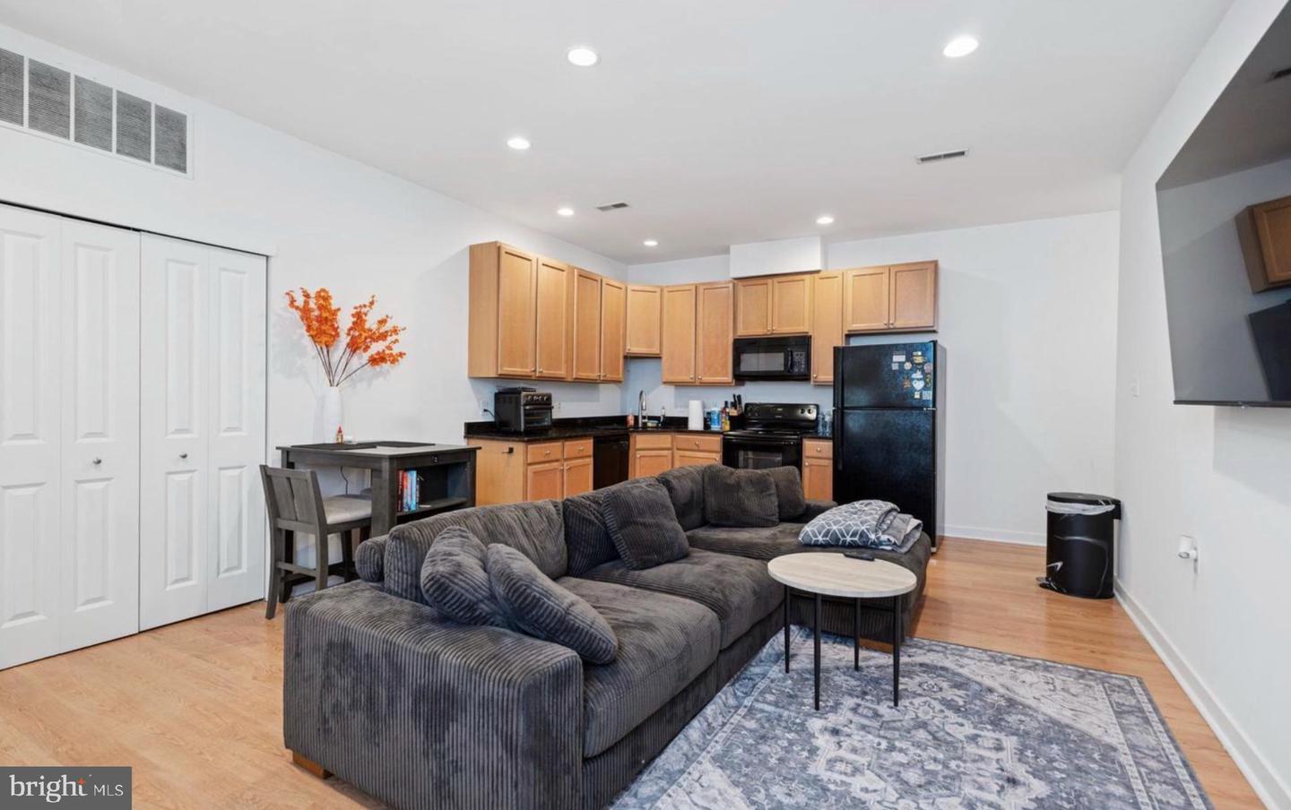 6212 Ridge Ave #d Property Photo 3